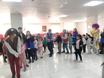 MİNİK MİSAFİRLER G&Ouml;N&Uuml;LLERİNCE EĞLENİYOR