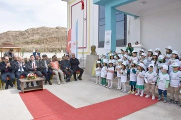 MİNİK &Ouml;ĞRENCİLER 100 &Ccedil;AM FİDANI DİKTİ