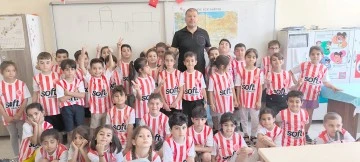 MİNİK &Ouml;ĞRENCİLERE PETROLSPOR FORMALARI HEDİYE EDİLDİ