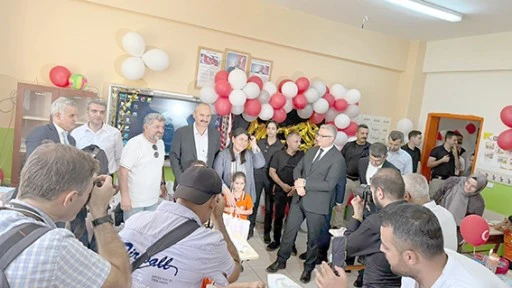 MİNİK &Ouml;ĞRENCİLERE VALİ&rsquo;DEN S&Uuml;RPRİZ HEDİYE