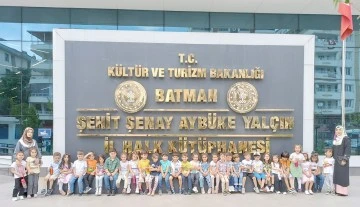 MİNİKLER, K&Uuml;T&Uuml;PHANEYİ GEZDİ