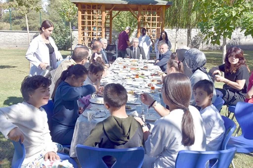 MÜDÜR CİĞER, ÖZEL ÖĞRENCİLER VE AİLELERİYLE BULUŞTU