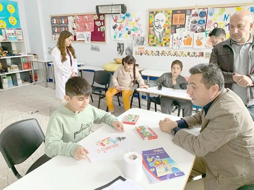 M&Uuml;D&Uuml;R &Ouml;NL&Uuml;&rsquo;N&Uuml;N OKUL ZİYARETLERİ DEVAM EDİYOR