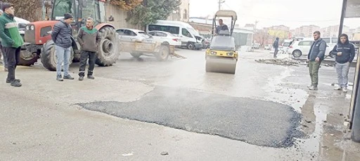 DOĞAL NEDENLERLE DEFORME OLAN YOLLAR ONARILIYOR