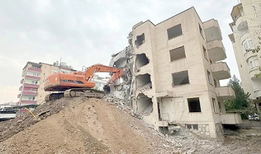 RİSKLİ YAPILARIN YIKIMI SIKI DENETİM ALTINDA S&Uuml;RD&Uuml;R&Uuml;L&Uuml;YOR