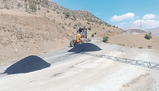 K&Ouml;Y YOLLARINDA ASFALT YAMA &Ccedil;ALIŞMALARI BAŞLADI