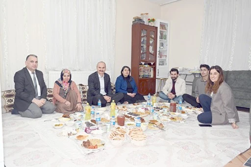 G&Ouml;N&Uuml;L SOFRASINDA BULUŞMA