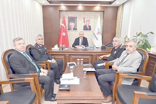VALİ CANALP, YURT G&Uuml;VENLİĞİ TOPLANTISI&rsquo;NA KATILDI
