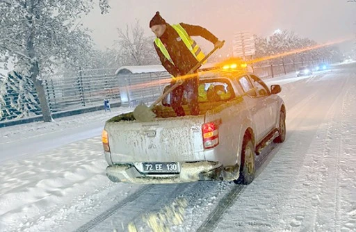 KARLA M&Uuml;CADELE 2026&rsquo;NIN İLK SAATLERİNDE ARALIKSIZ S&Uuml;RD&Uuml;