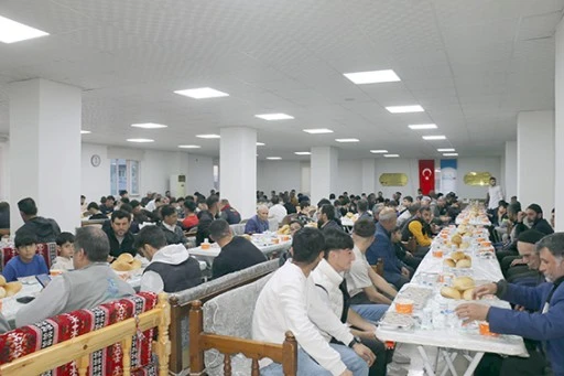 B&Uuml;Y&Uuml;KLER İFTAR YAPTI, MİNİKLER EĞLENDİ