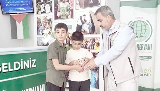 İKİ KARDEŞ KUMBARALARINI GAZZE İ&Ccedil;İN BAĞIŞLADI