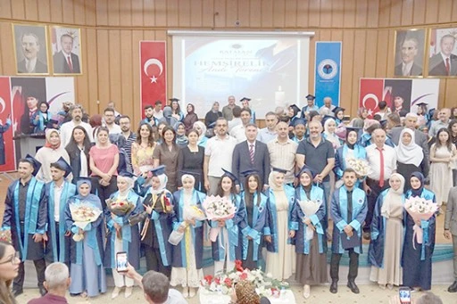 HEMŞİRE ADAYLARI YEMİN EDEREK MEZUN OLDU