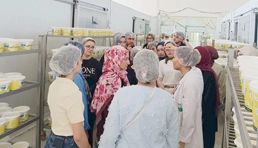 STAJYER &Ouml;ĞRENCİLER S&Uuml;T FABRİKASINDA &Uuml;RETİMİ İNCELEDİ