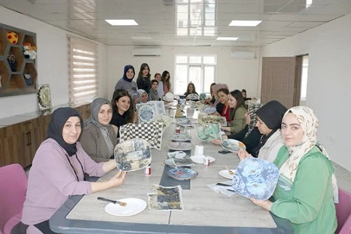 KADINLAR ATIK EŞYALARA YENİDEN HAYAT VERİYOR