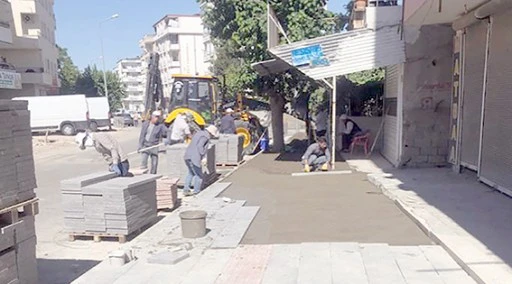 SEVGİ CADDESİ&rsquo;NDE KALDIRIMLAR YENİLENİYOR