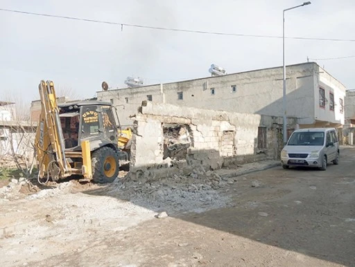 BELEDİYE&rsquo;DEN METRUK BİNA YIKIMI