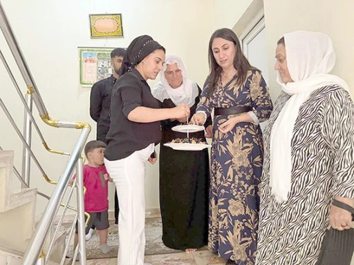 DEM PARTİLİLER KAPI KAPI DOLAŞARAK, HALKIN BAYRAMINI KUTLADI