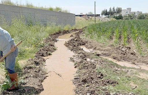 BI&Ccedil;AK&Ccedil;I K&Ouml;Y&Uuml;NDE TARLALARA SU ULAŞAMIYOR