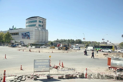 TRAFİK D&Uuml;ZENLEME VE YOL GENİŞLETME &Ccedil;ALIŞMALARI S&Uuml;R&Uuml;YOR