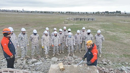 &Uuml;S KOMUTANLIĞI PERSONELİNE ARAMA-KURTARMA EĞİTİMİ