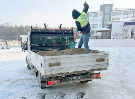BELEDİYE&rsquo;DEN BUZLANMAYA KARŞI 24 SAATLİK SEFERBERLİK