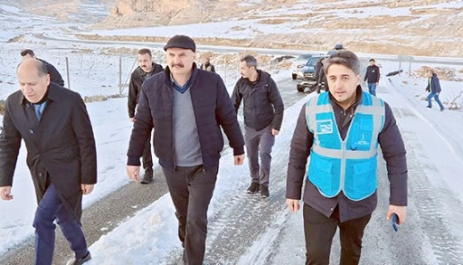 KIŞLAK K&Ouml;Y&Uuml; YOLUNDA KARLA M&Uuml;CADELE EKİPLERİNE ZİYARET