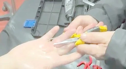 SIKIŞAN YÜZÜK İTFAİYENİN TİTİZ ÇALIŞMASIYLA ÇIKARILDI