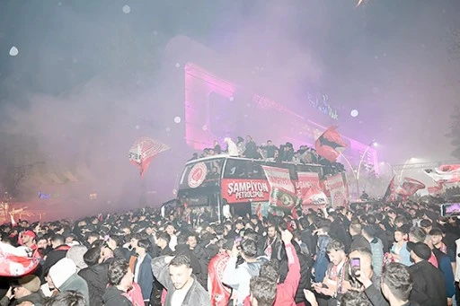 BATMAN SOKAKLARINDA ŞAMPİYONLUK COŞKUSU