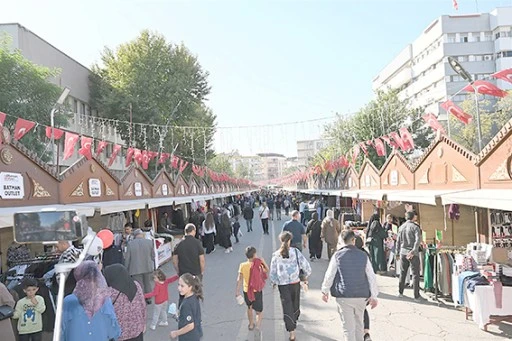 2. TEKSTİL FUARI ZİYARETÇİLERE KAPILARINI AÇTI