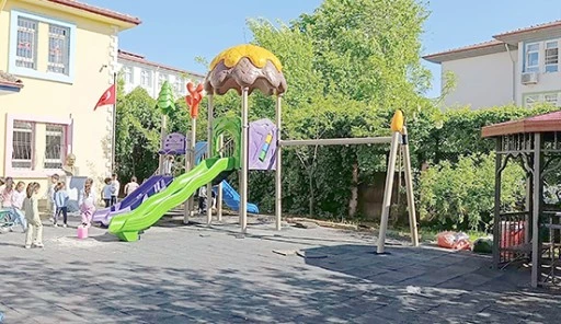 OKUL BAHÇELERİ YENİ OYUN ALANLARIYLA RENKLENİYOR