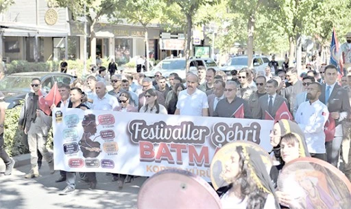 FESTİVAL SEZONU KORTEJLE BAŞLADI