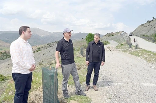 K&Ouml;Y YOLLARI MEYVE AĞA&Ccedil;LARIYLA DONATILIYOR