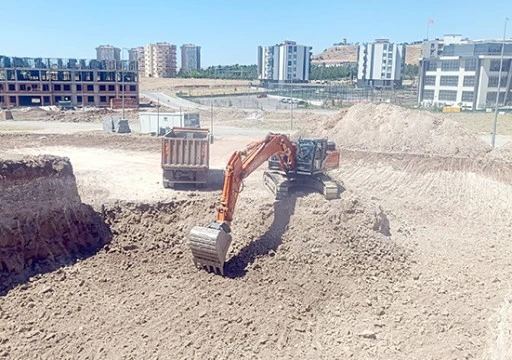 FEN İŞLERİ SAHADA &Ccedil;ALIŞMALARINI S&Uuml;RD&Uuml;R&Uuml;YOR