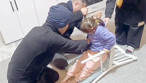 SANDALYEYE SIKIŞAN &Ccedil;OCUĞUN İMDADINA İTFAİYE YETİŞTİ