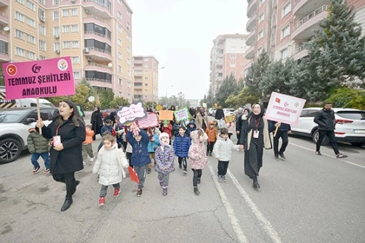 MİNİK ÖĞRENCİLERDEN DÜNYA ÇOCUK HAKLARI GÜNÜ YÜRÜYÜŞÜ