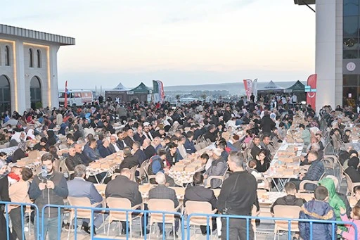 VALİ CANALP, ESNAFLARI&nbsp;İFTARDA AĞIRLADI