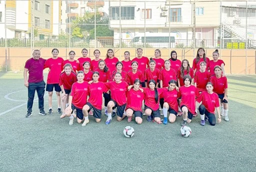 KIZ &Ccedil;OCUKLARININ FUTBOL TUTKUSU B&Uuml;Y&Uuml;YOR