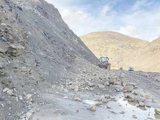 YAĞIŞ SONRASI YOL TEMİZLİĞİ ÇALIŞMALARI TAMAMLANDI