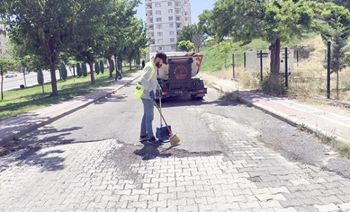 MAHALLELERDE TEMİZLİK &Ccedil;ALIŞMALARI S&Uuml;R&Uuml;YOR
