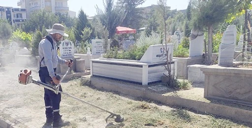 MEZARLIKLARDA &Ccedil;ALIŞMALAR S&Uuml;R&Uuml;YOR