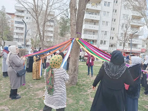 KADINLAR 8 MART İÇİN AĞACI ÖRDÜ