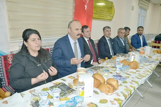 VALİ CANALP, G&Uuml;NEYKENT SAKİNLERİYLE İFTARINI A&Ccedil;TI