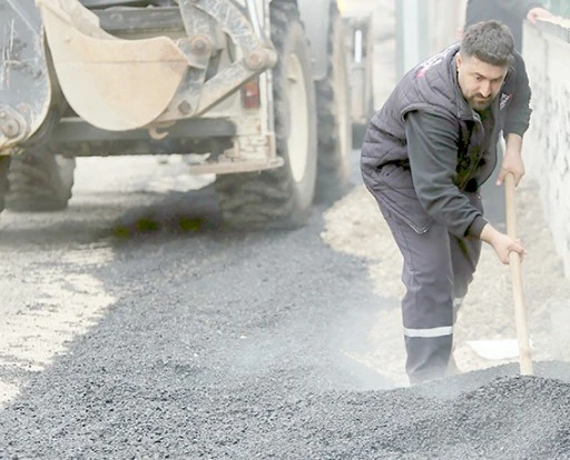 ASFALT YAMA ÇALIŞMALARINI ARALIKSIZ SÜRDÜRÜYOR