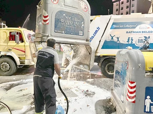 VİN&Ccedil;Lİ &Ccedil;&Ouml;P KONTEYNERLERİ YIKANIP DEZENFEKTE EDİLİYOR