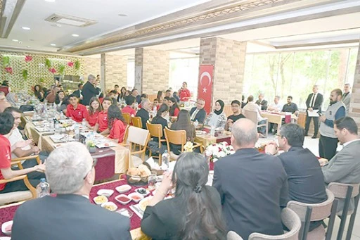 VALİ CANALP, DERECEYE GİREN ÖĞRENCİLERİ AĞIRLADI