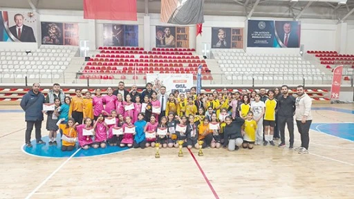 TOKİ&rsquo;NİN K&Uuml;&Ccedil;&Uuml;K KIZLARI HENTBOLDA ŞAMPİYONU