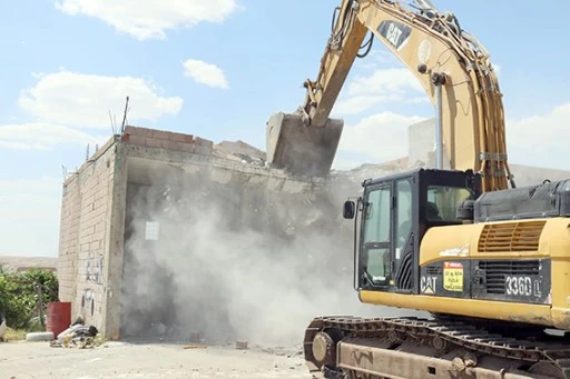 YOLU TIKAYAN KA&Ccedil;AK BİNANIN YIKIMI GER&Ccedil;EKLEŞTİ