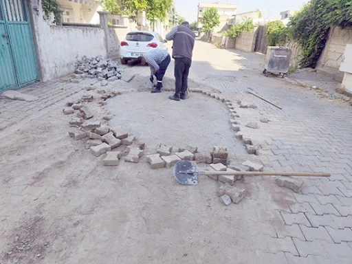 PARKE VE KALDIRIM ONARIMLARINI S&Uuml;RD&Uuml;R&Uuml;YOR