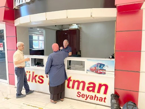 MOLA VEREN YOLCULARA ŞEKER İKRAMI