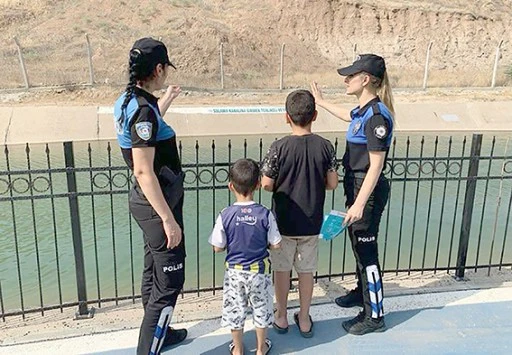 BOĞULMALARA KARŞI BROŞ&Uuml;R DAĞITILIYOR